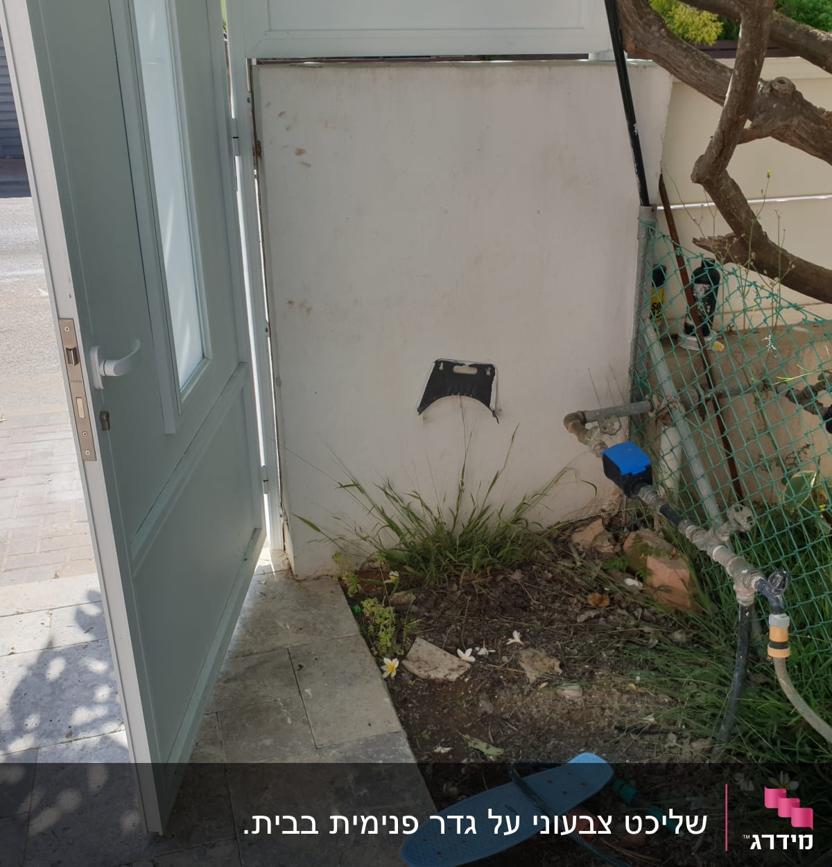 דלת פתוחה, צינורות מים, רשת ירוקה, כלי עבודה